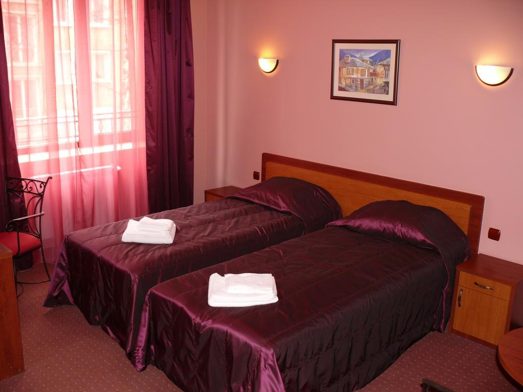 Family Hotel Balkana Gabrovo Room photo