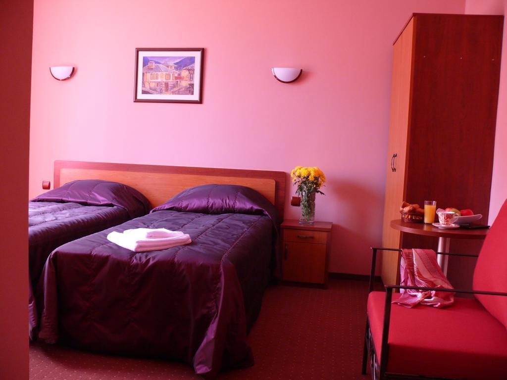 Family Hotel Balkana Gabrovo Room photo